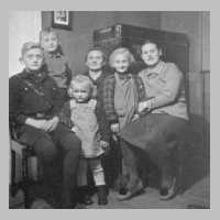 082-0013 Frau Helene Stoermer (Bildmitte) mit ihren Kindern in der Wohnstube.jpg